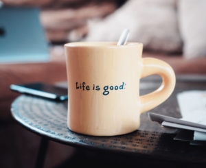 caneca com frase "Life is good"