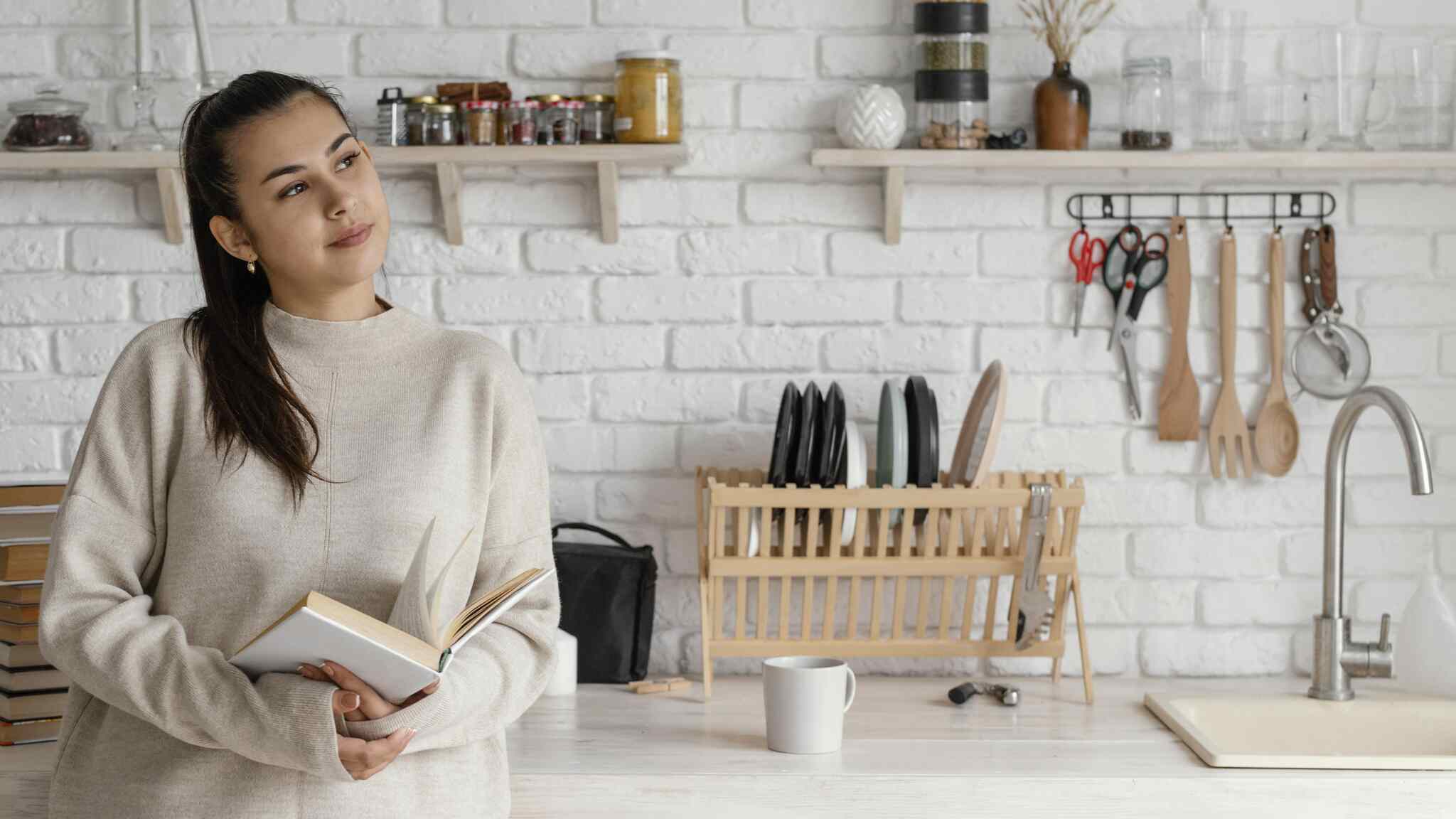 mulher pensativa na cozinha