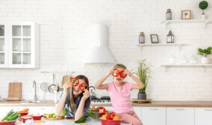 cozinha com mae e filha divertidas